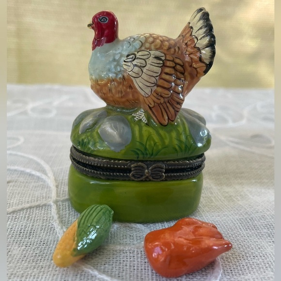Vintage Hand painted Farmhouse Turkey Trinket & Pill Box. - Picture 1 of 8